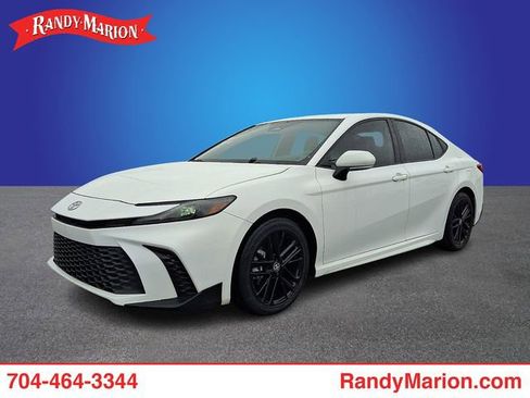 Used 2025 Toyota Camry SE image 1