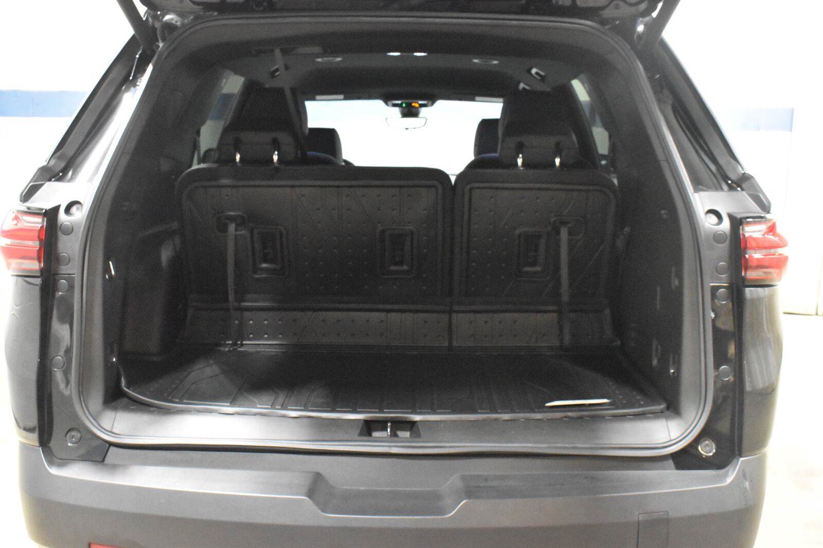 Used 2023 Chevrolet Traverse RS w/ LPO, Floor Liner Package FWD image 28