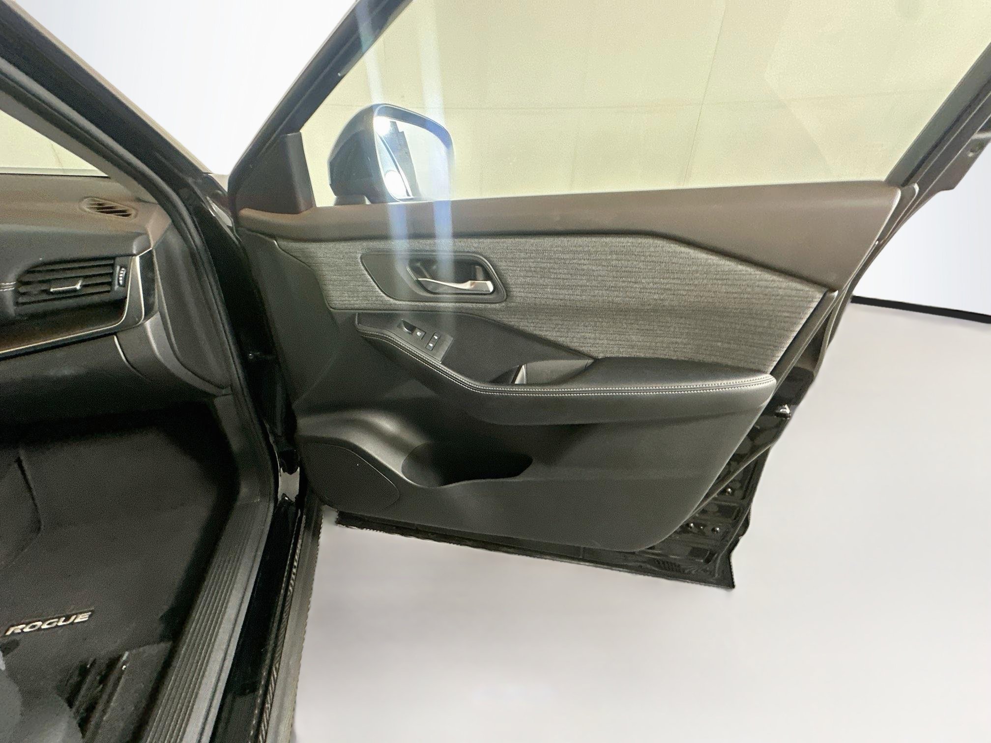 Used 2023 Nissan Rogue SV FWD image 30