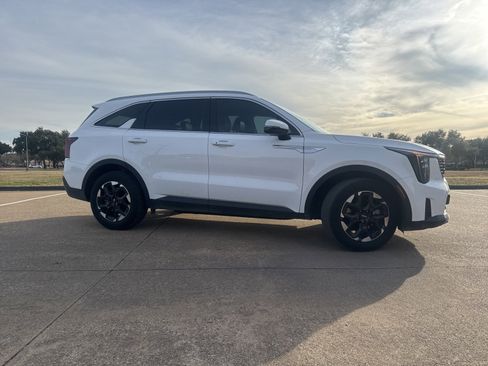 Used 2025 Kia Sorento S w/ Panoramic Sunroof Package image 2