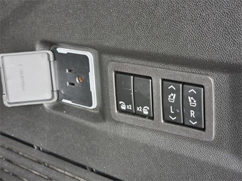 Used 2023 Chevrolet Tahoe High Country image 24