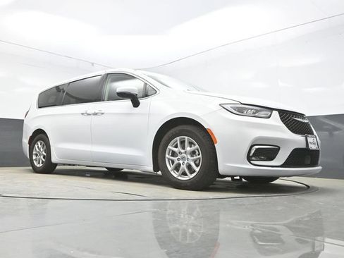 Used 2023 Chrysler Pacifica Touring-L FWD image 24