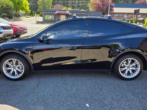 Used 2025 Tesla Model Y Long Range AWD/4WD image 8
