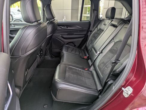 Used 2024 Jeep Grand Cherokee Altitude image 27