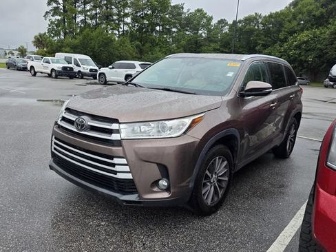 Used 2018 Toyota Highlander XLE FWD image 14