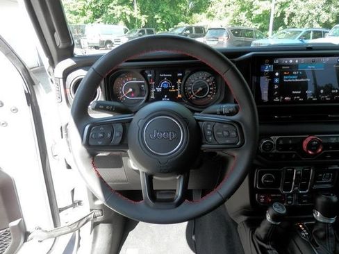 Used 2024 Jeep Gladiator Rubicon w/ Technology Group AWD/4WD image 19