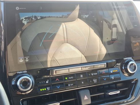 Used 2021 Toyota Highlander Limited image 19