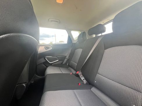 Used 2025 Kia Soul LX w/ LX Technology Package FWD image 15