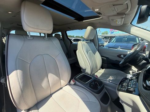 Used 2019 Chrysler Pacifica Limited FWD image 23
