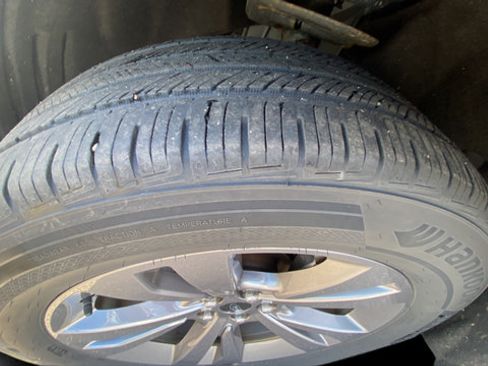 Used 2022 Ford Explorer XLT w/ Equipment Group 202A AWD/4WD image 29