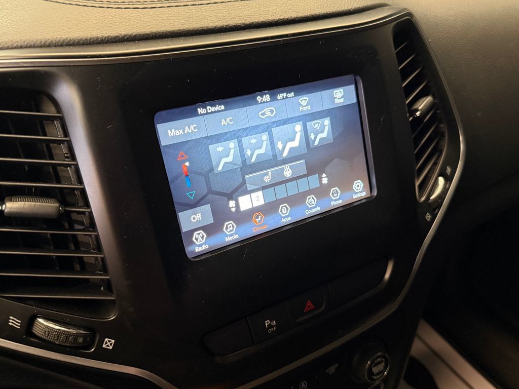 Used 2019 Jeep Cherokee Latitude Plus AWD/4WD image 15