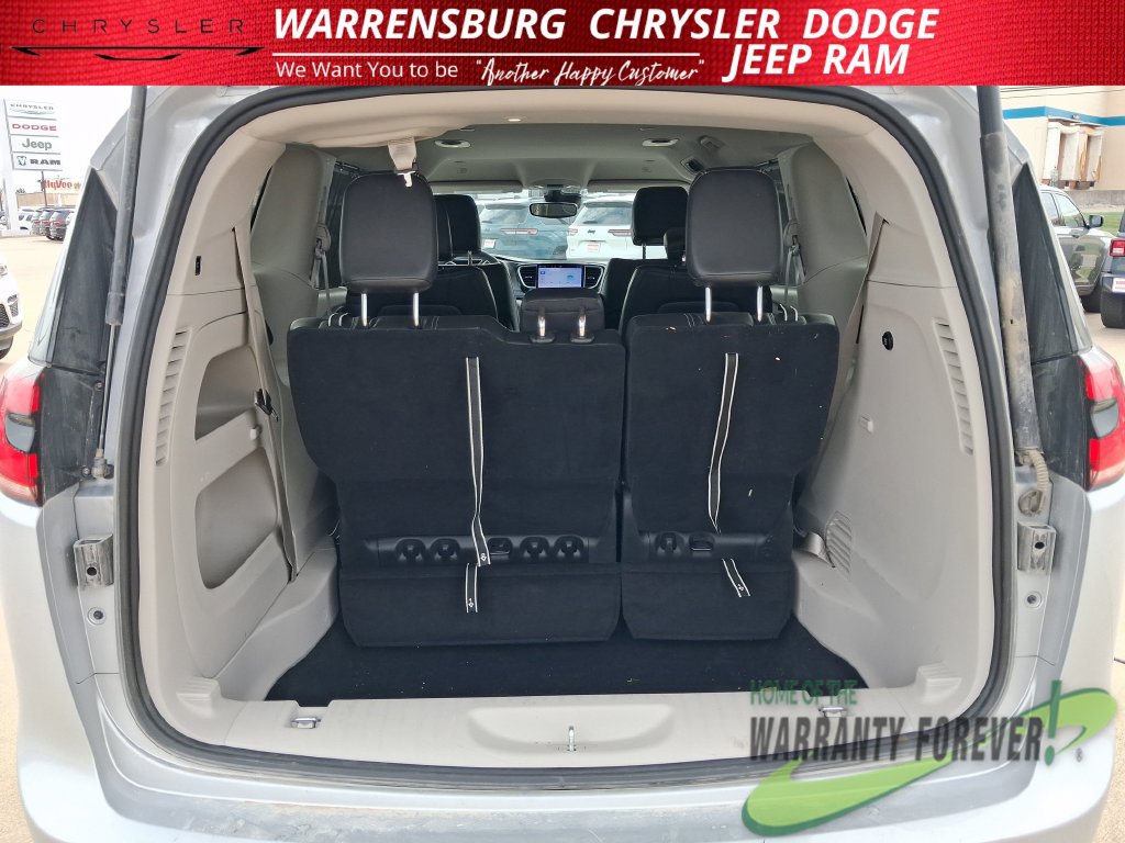 Used 2023 Chrysler Pacifica Touring-L FWD image 32