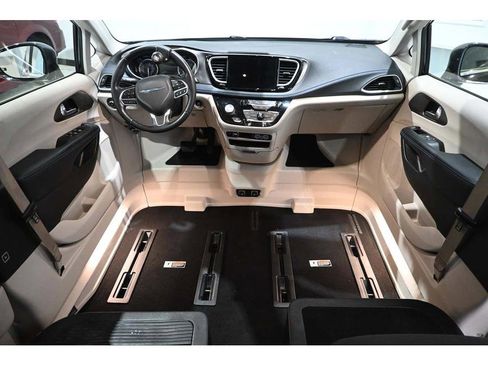 Used 2021 Chrysler Pacifica Touring w/ Cold Weather Group FWD image 23