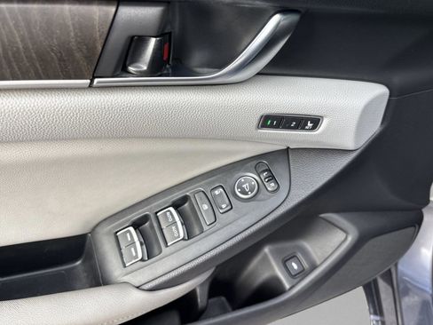 Used 2018 Honda Accord Touring image 17