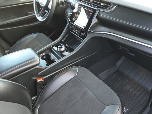 Used 2024 Jeep Grand Cherokee L Altitude image 19