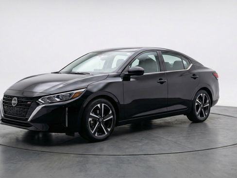 Used 2025 Nissan Sentra SV image 3