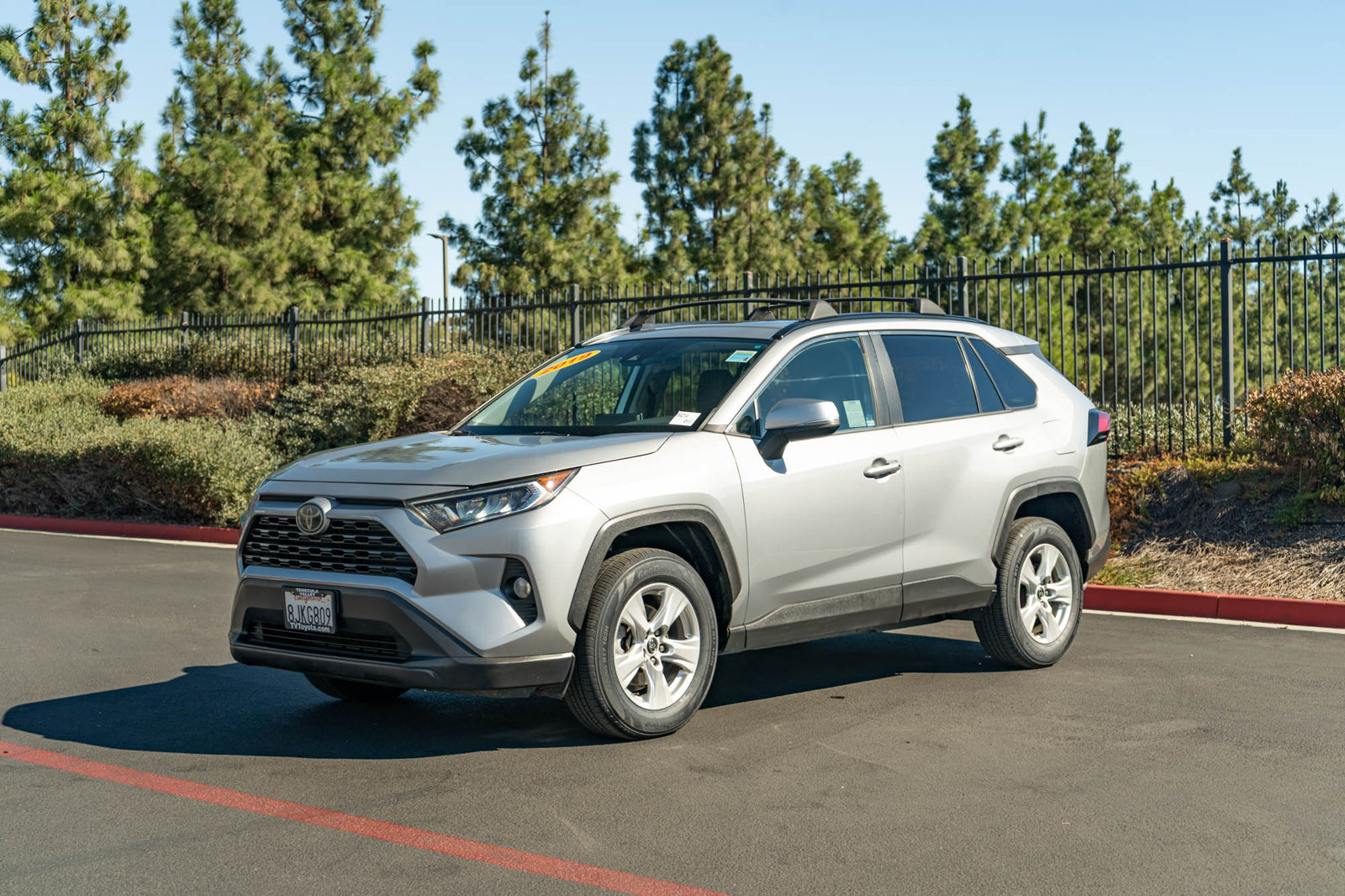 Used 2019 Toyota RAV4 XLE FWD image 3