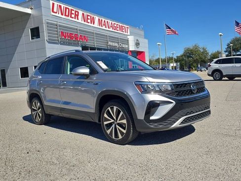 Used 2024 Volkswagen Taos SE image 2