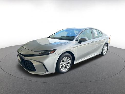 Used 2025 Toyota Camry LE image 4