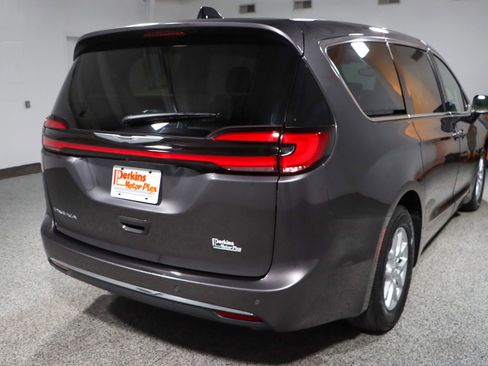 Used 2023 Chrysler Pacifica Touring-L image 7