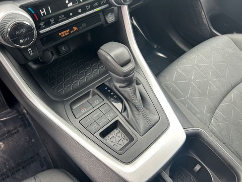 Used 2022 Toyota RAV4 XLE AWD/4WD image 21
