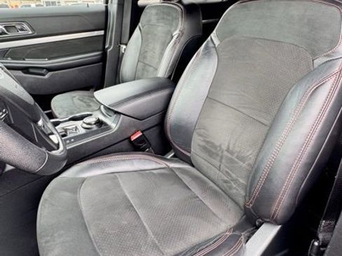 Used 2019 Ford Explorer XLT w/ XLT Sport Appearance Package image 11