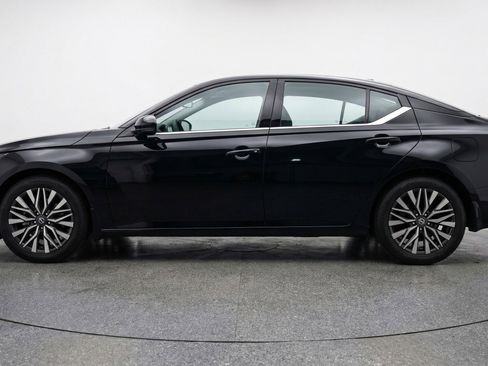 Used 2025 Nissan Altima 2.5 SV image 5