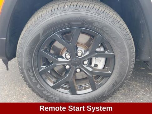 Used 2024 Jeep Grand Cherokee L Laredo image 7