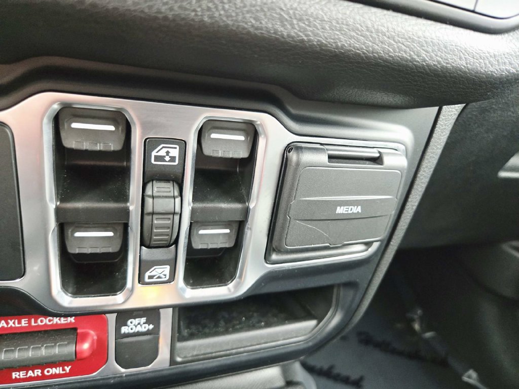 Used 2024 Jeep Wrangler Unlimited AWD/4WD image 30
