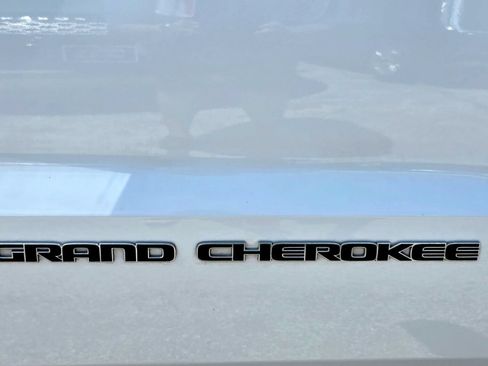 Used 2019 Jeep Grand Cherokee Overland RWD image 11