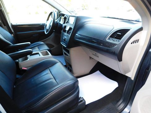 Used 2014 Chrysler Town & Country Touring image 20