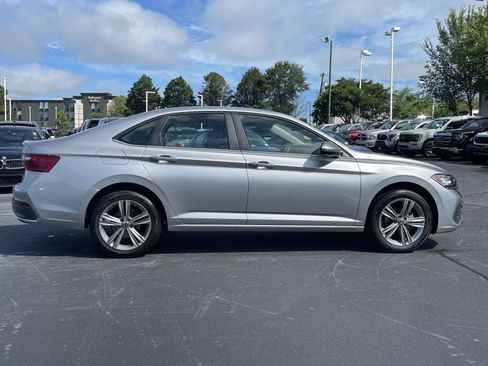 Used 2024 Volkswagen Jetta SE FWD image 8