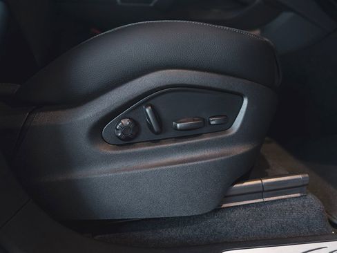 New 2025 Porsche Cayenne image 33