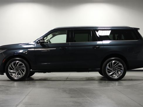 Used 2025 Lincoln Navigator L Reserve AWD/4WD image 7