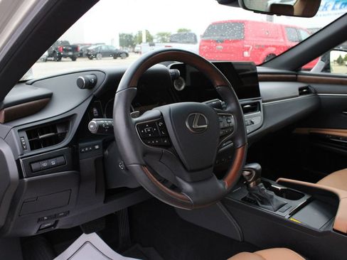 Used 2025 Lexus ES 350 w/ Technology Package FWD image 2