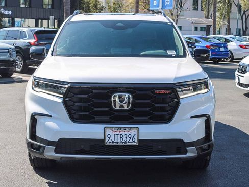 Used 2024 Honda Pilot TrailSport image 2