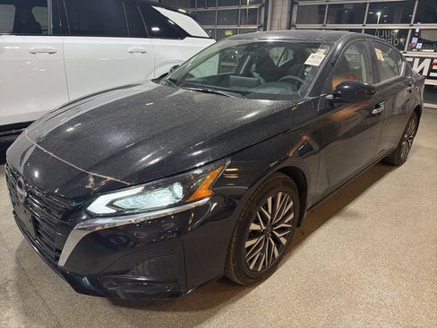 Used 2023 Nissan Altima 2.5 SV w/ SV Premium Package image 1