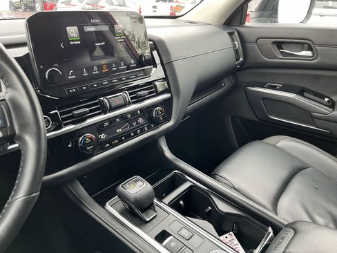 Used 2023 Nissan Pathfinder SL w/ Black Appearance Package AWD/4WD image 30