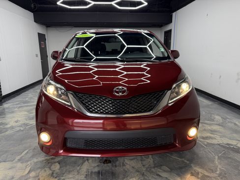 Used 2017 Toyota Sienna SE Premium image 7