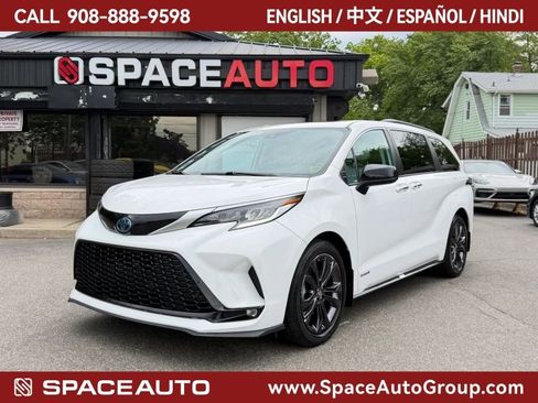 Used 2021 Toyota Sienna XSE w/ XSE Plus Package FWD image 1