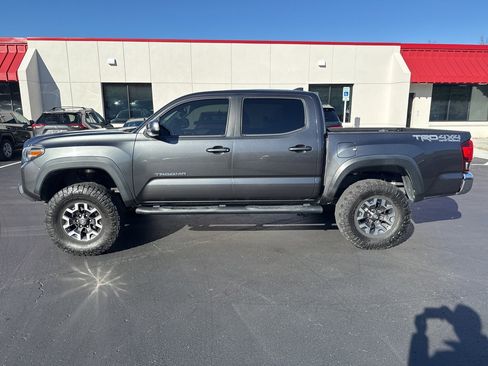 Used 2018 Toyota Tacoma TRD Off-Road image 6