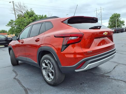 Used 2024 Chevrolet Trax LT w/ Driver Confidence Package FWD image 27