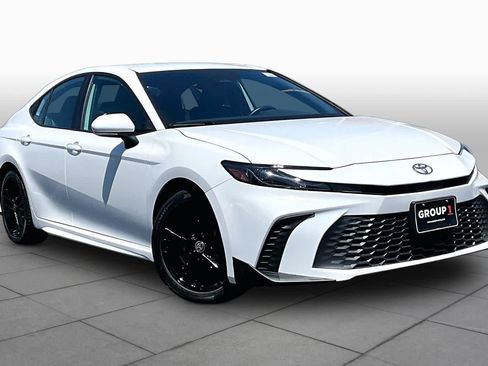 Used 2025 Toyota Camry SE FWD image 3