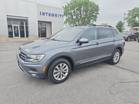 Used 2018 Volkswagen Tiguan SE FWD image 2
