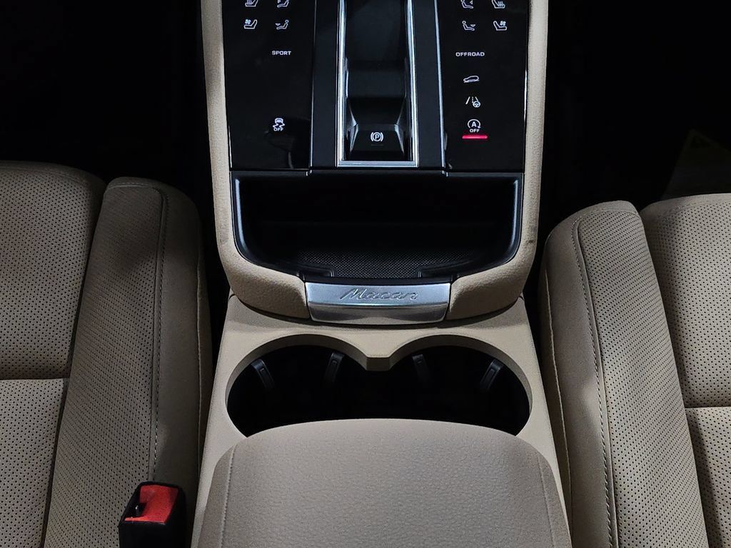 Certified 2025 Porsche Macan AWD/4WD image 20