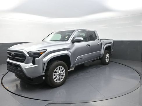 Used 2025 Toyota Tacoma SR5 AWD/4WD image 40