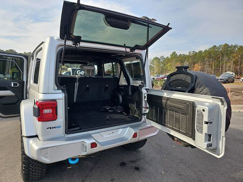 Used 2022 Jeep Wrangler Unlimited Sahara image 18