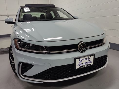 Used 2025 Volkswagen Jetta SEL image 2