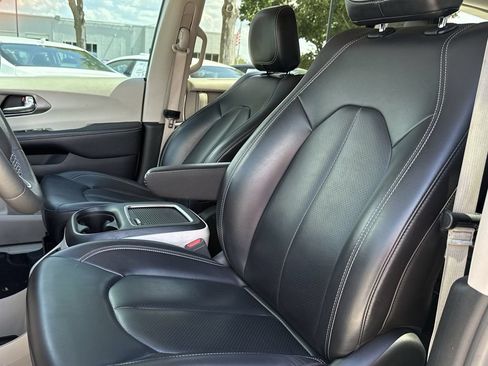 Used 2023 Chrysler Pacifica Touring-L FWD image 23
