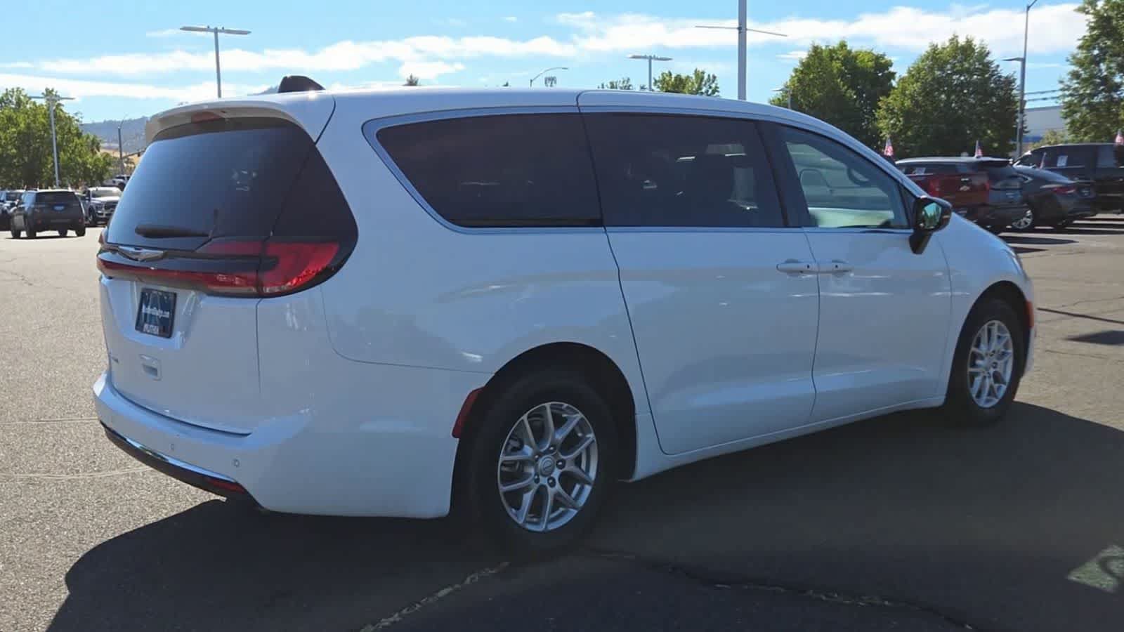 Certified 2025 Chrysler Pacifica Select FWD image 8